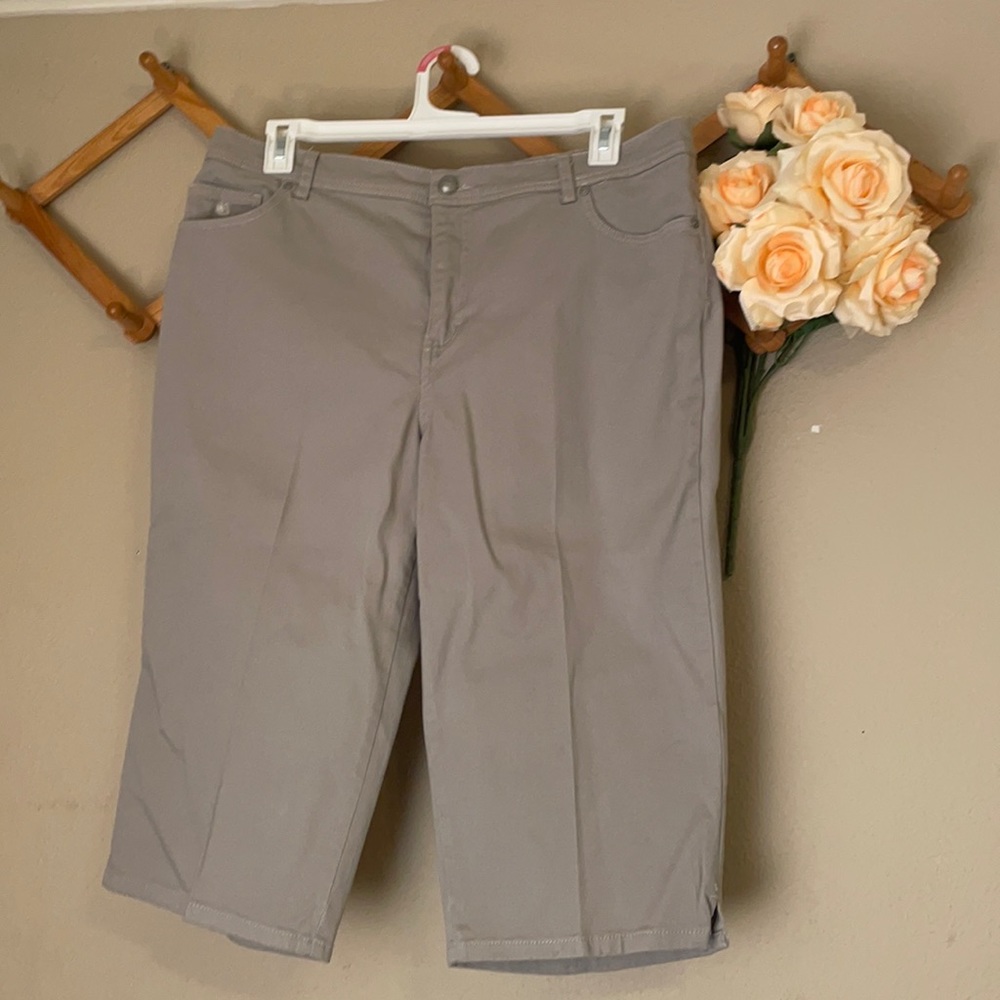 Gloria Vanderbilt Grey Capris